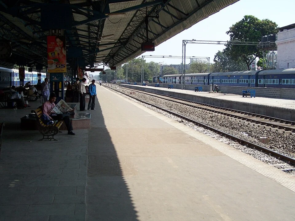2009 view of a platform at Kolhapur railway station
