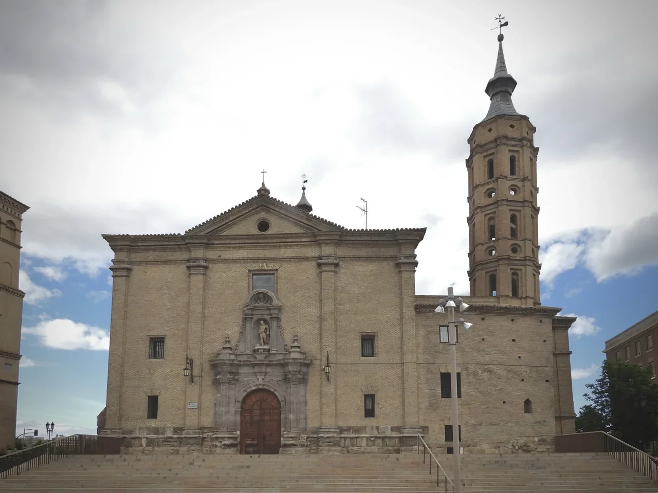 Zaragoza San Juan de los Panetes Kilisesi’nin cephesi, merdivenleri ve kulesi, Mayıs 2026