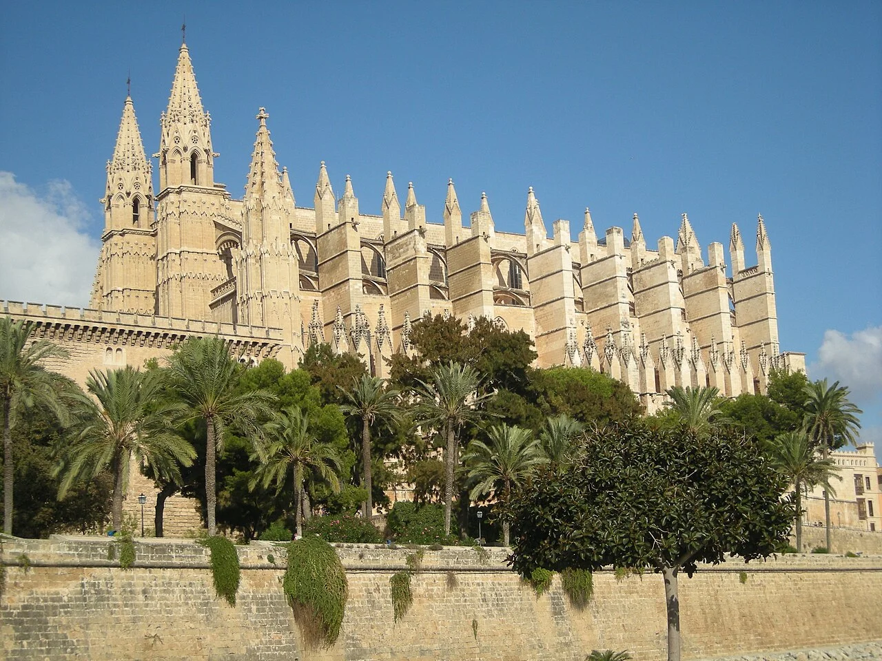 Palma La Seu katedralinin dış cephesi, Ekim 2008; eski şehir ortamıdır, yemek işletmesi veya güncel servis değildir.