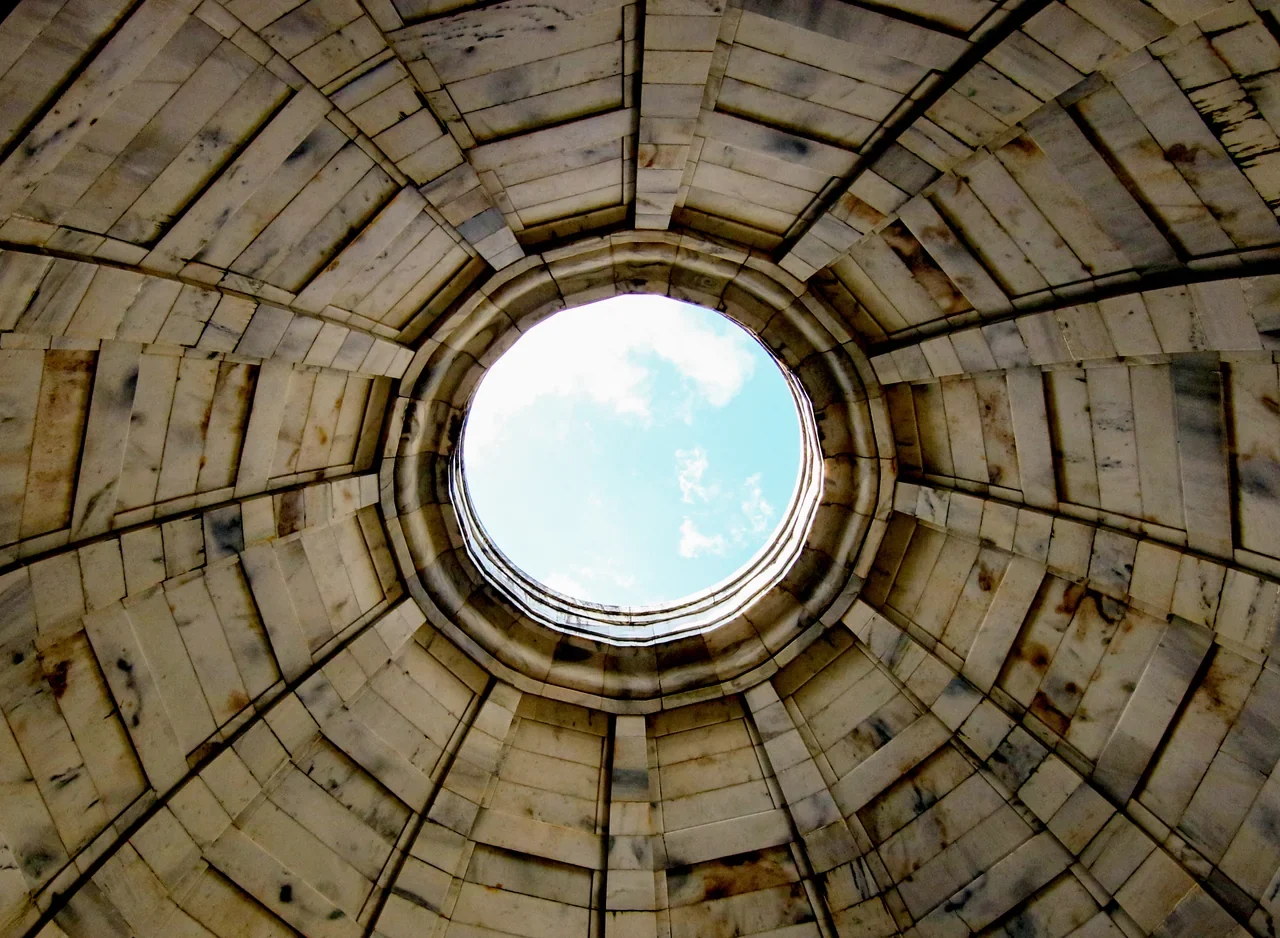 Illinois Memorial kubbesindeki oculusun arşiv iç görünümü; yapı mevcut restorasyon sırasında ziyarete kapalı