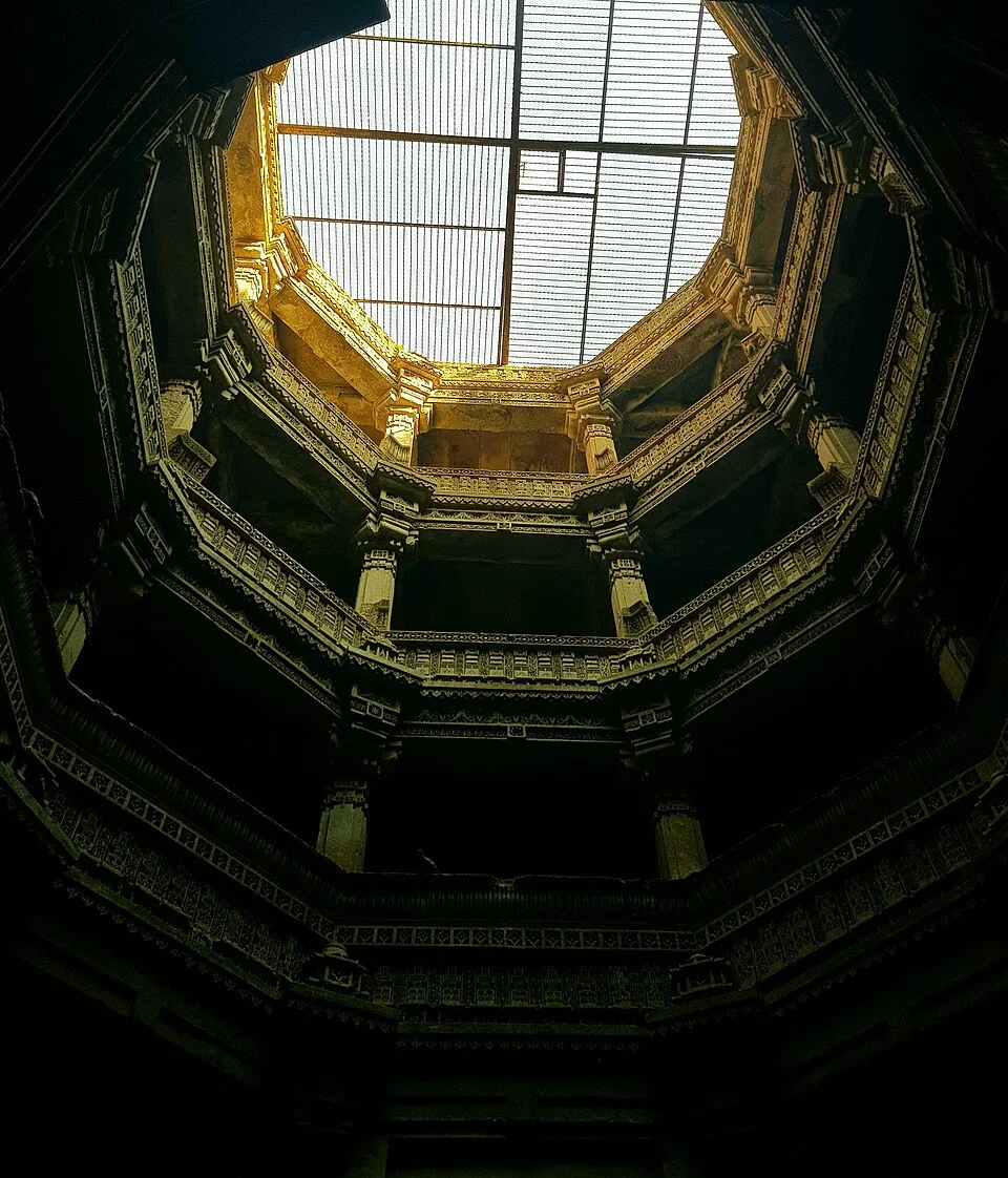 Ahmedabad yakınındaki Adalaj basamaklı kuyusunun taş galerileri