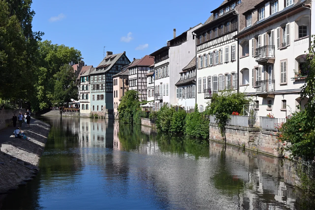 Petite France içindeki Pont du Faisan köprüsünden Ill Nehri, 2025