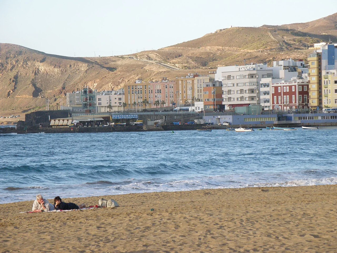 Las Palmas Las Canteras kıyısında deniz ve şehir, Aralık 2010; çevre fotoğrafı, restoran veya bugünkü servis değildir.