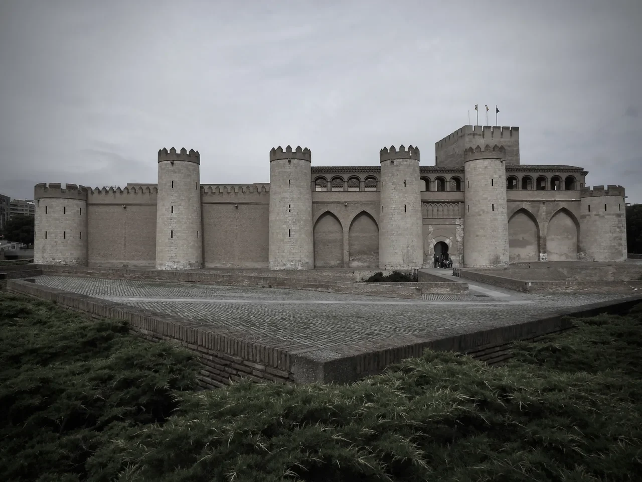 Zaragoza Aljafería Sarayı’nın surlu dış cephesi ve yuvarlak kuleleri, Mayıs 2026