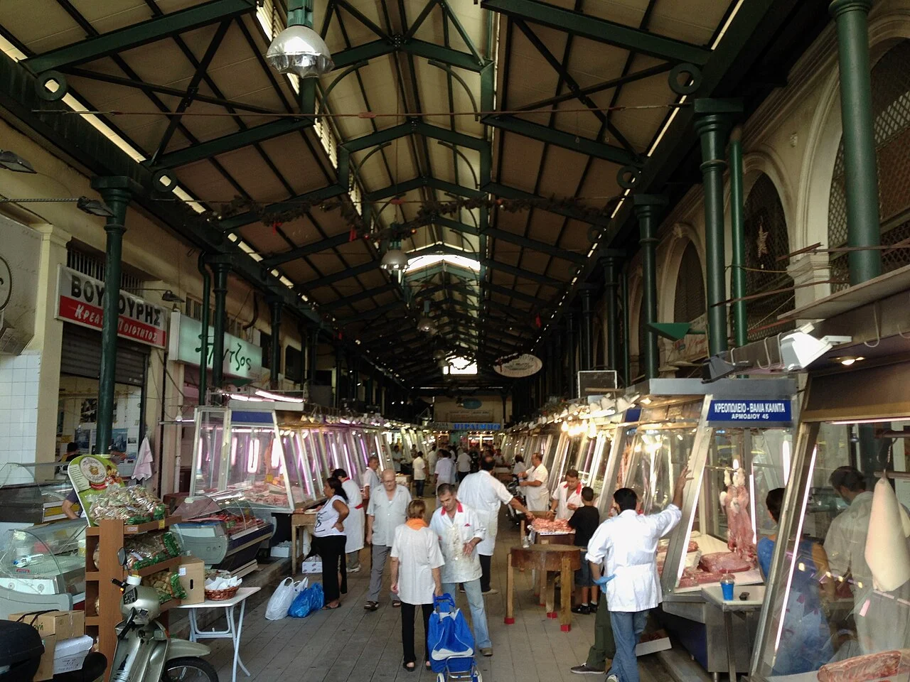 Atina Varvakios merkez pazarı et salonu, Ağustos 2014; güncel tezgâh ve stok bilgisini göstermez.