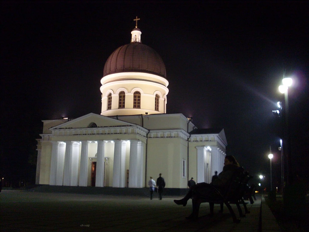 Kişinev Doğuş Katedrali gece görünümü; Kasım 2009.