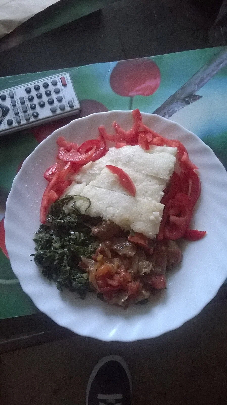 Nanyuki, Kenya’da ugali, dana eti, sebze ve domatesli tabak örneği; Eylül 2014, Nairobi’de çekilmedi.