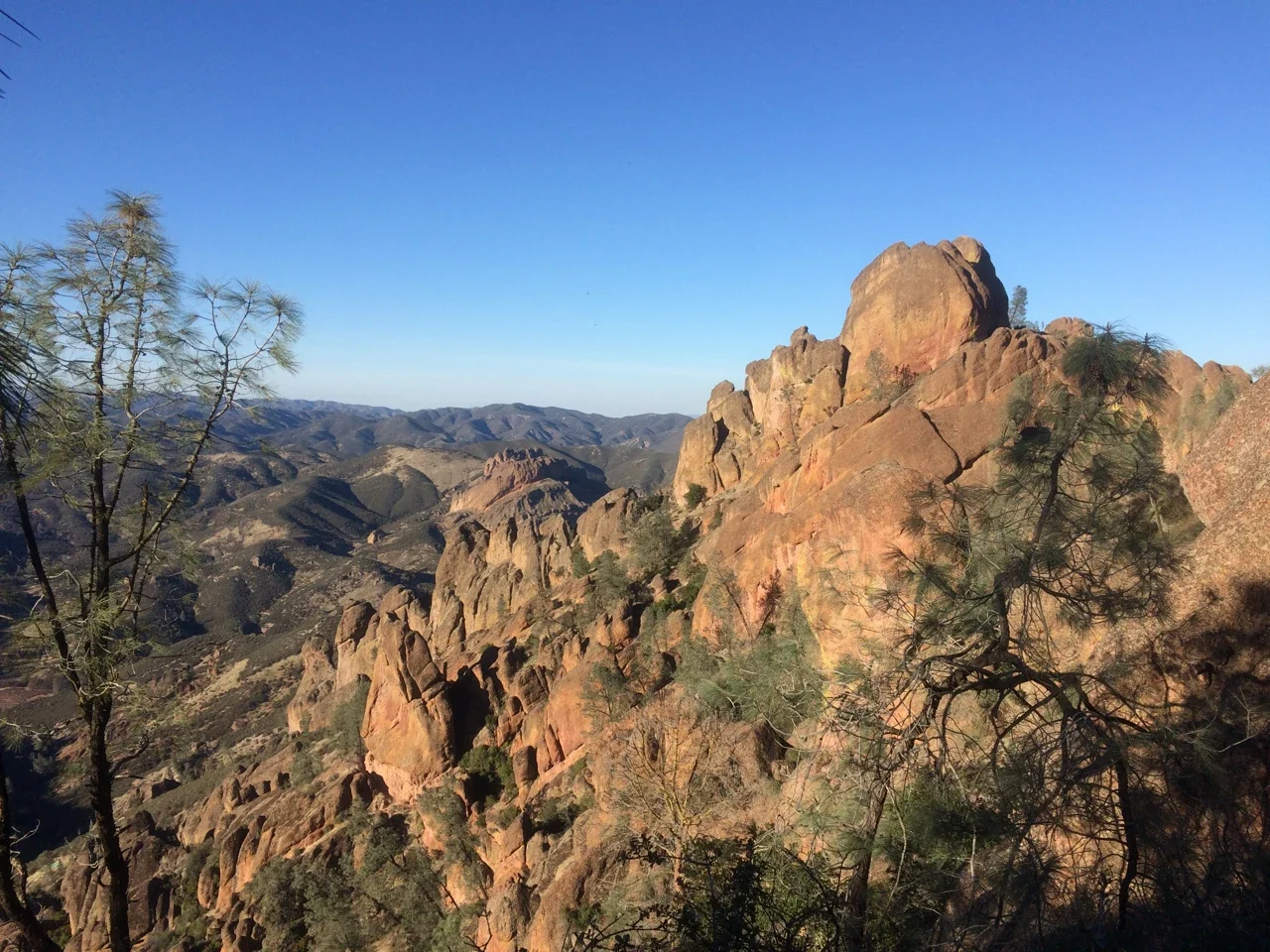 Mavi gökyüzü altında Pinnacles High Peaks kayalıkları, NPS arşivi