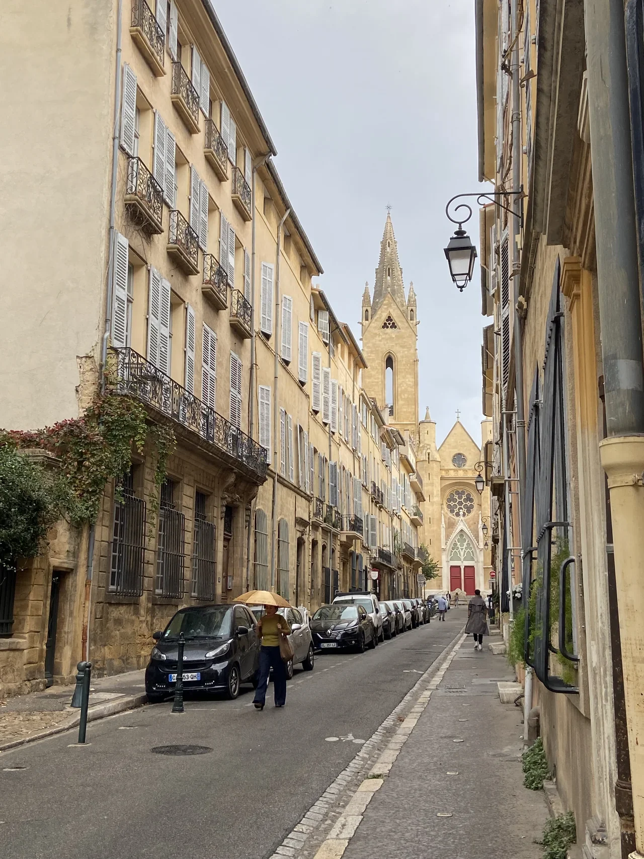 Aix-en-Provence Rue Cardinale sonunda Saint-Jean-de-Malte kilisesi, Ekim 2022