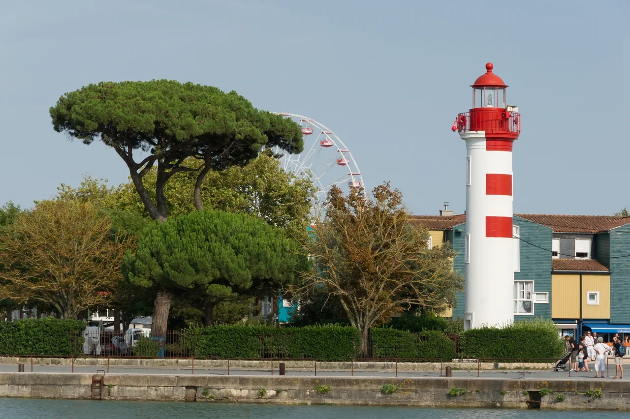 La Rochelle rıhtımındaki kırmızı beyaz ön doğrultu feneri, 2015