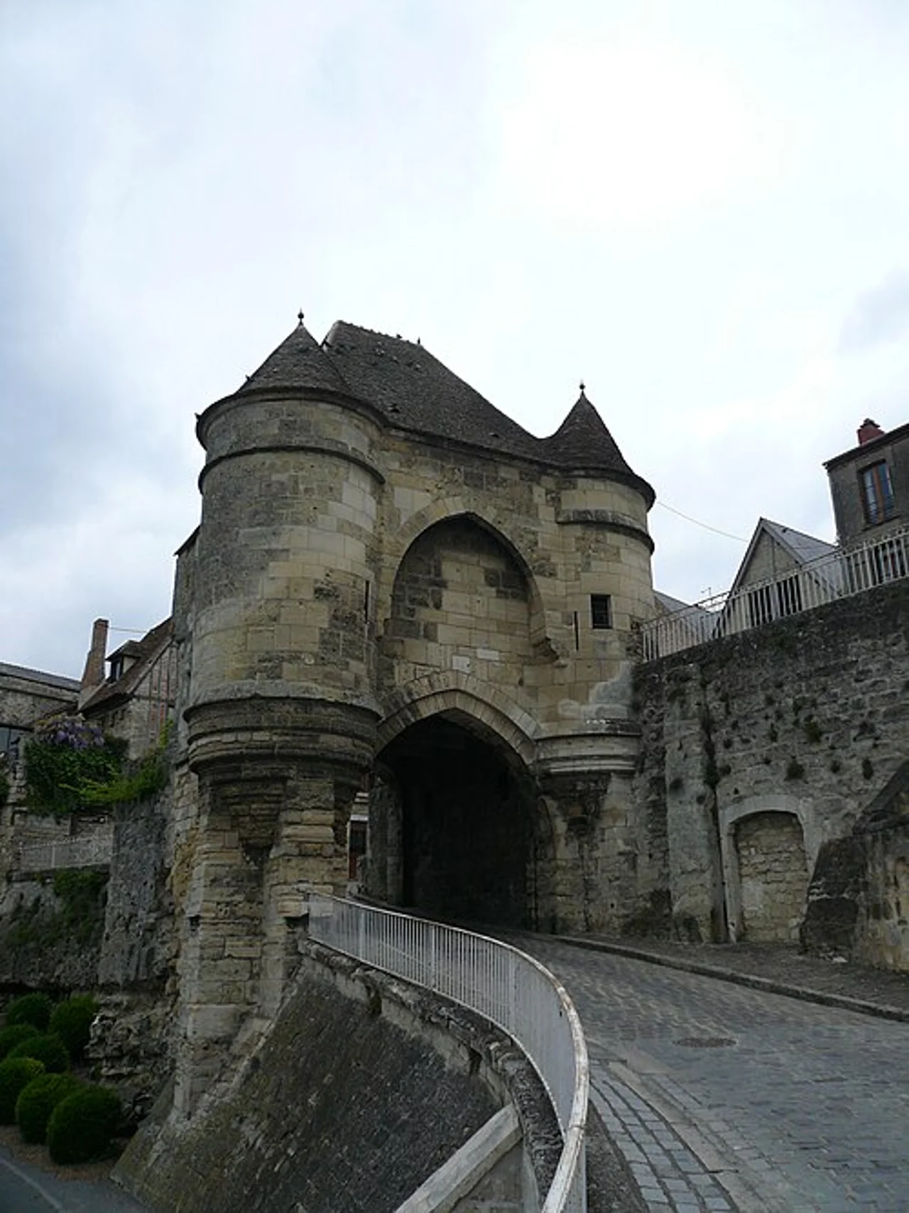 Porte d’Ardon'un taş kapı gövdesi, kemerli geçit ve kıvrılan yaklaşımı; 8 Mayıs 2009.