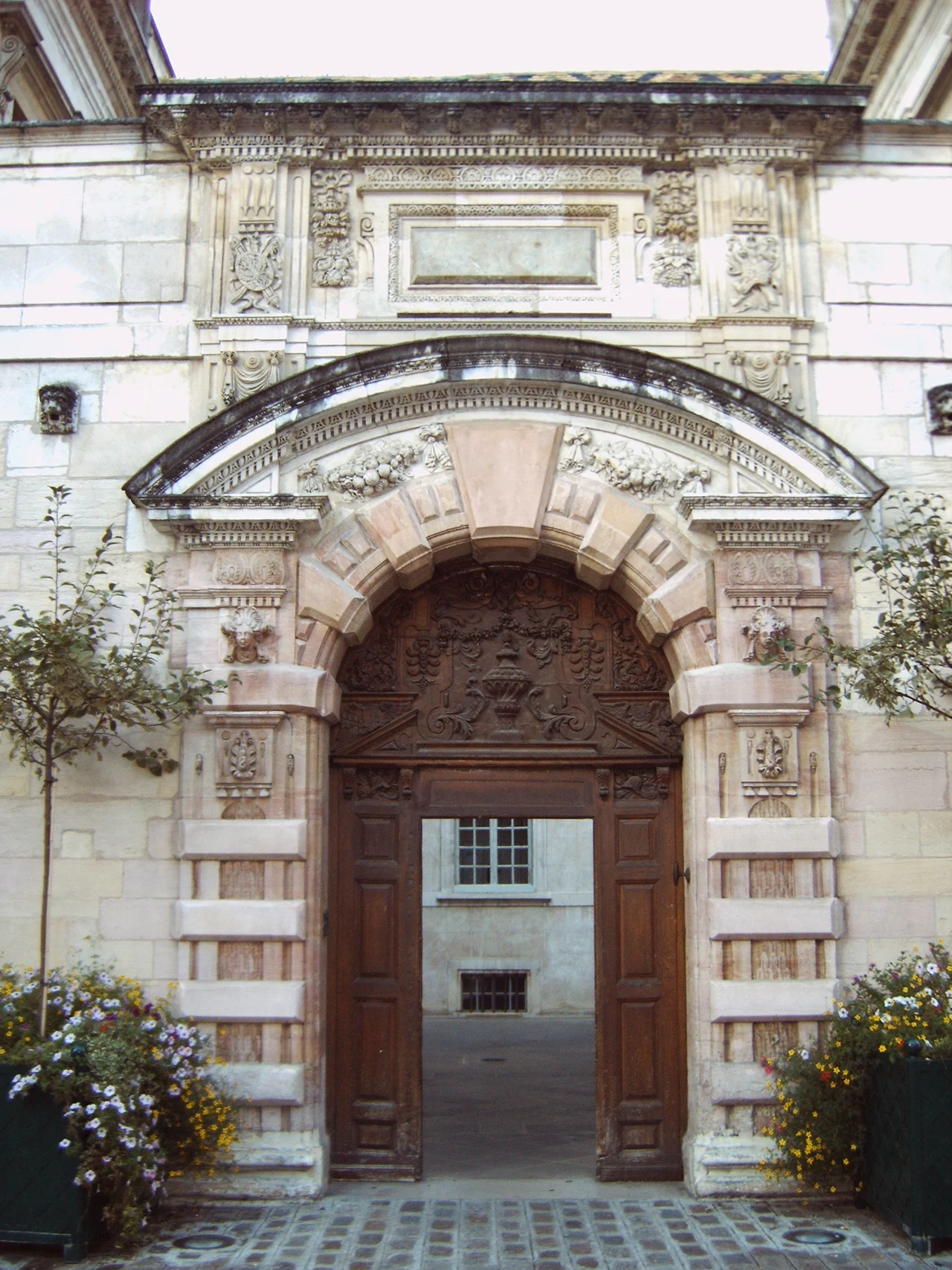 Stone-arched entrance of Hôtel de Vogüé at8Rue de la Chouette, photographed8October2005.
