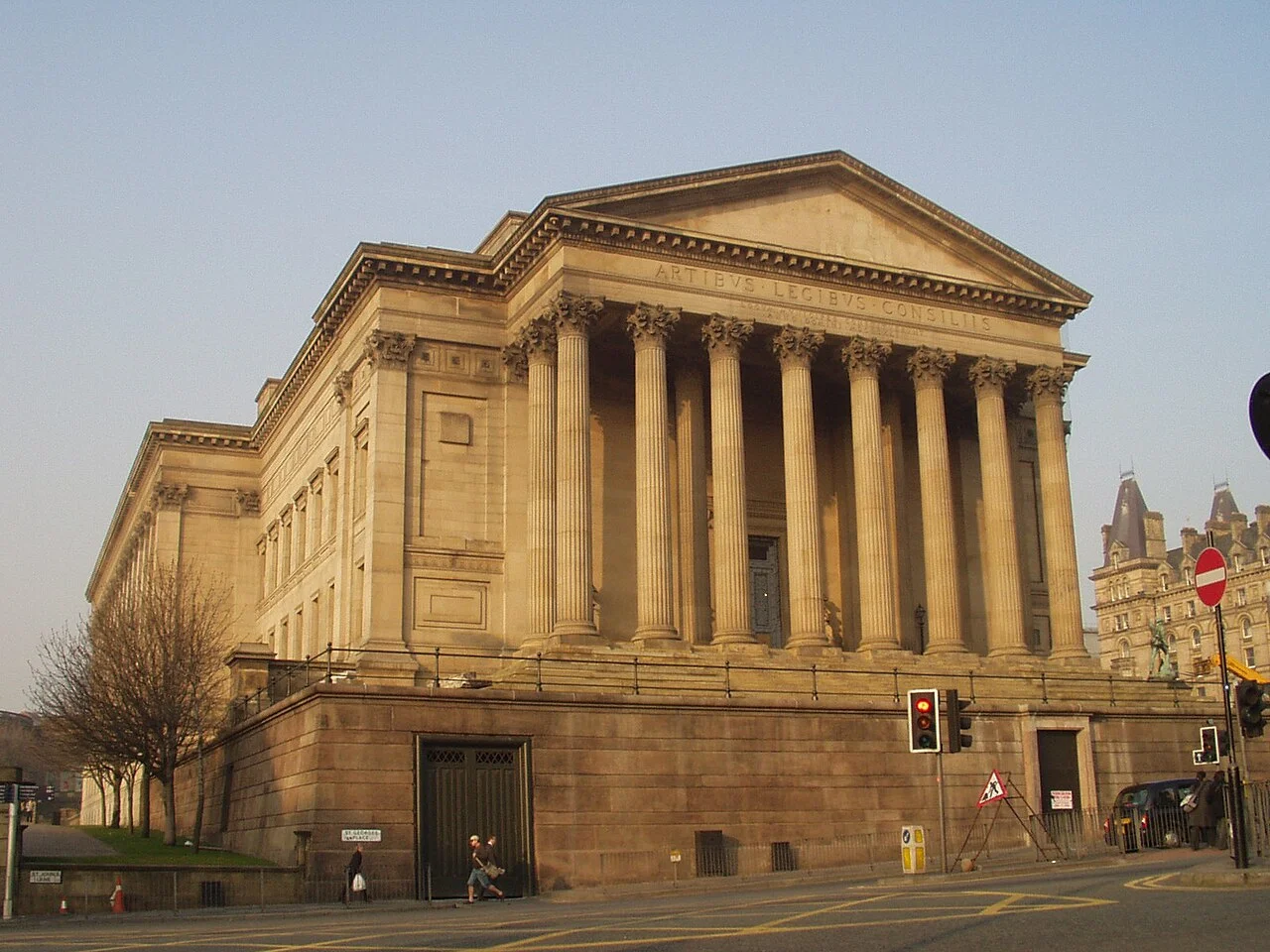 Columned exterior of St George's Hall in Liverpool, viewed from the southwest; March 2007.