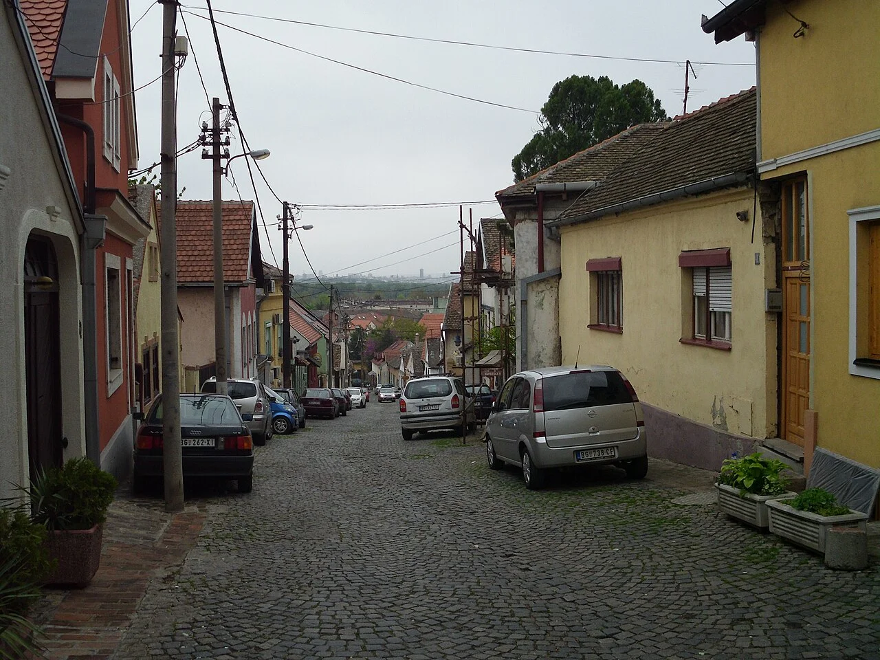 Belgrad Zemun Gardos çevresinde taş zeminli sokak, Nisan 2014; güncel yemek işletmesi bilgisi değildir.