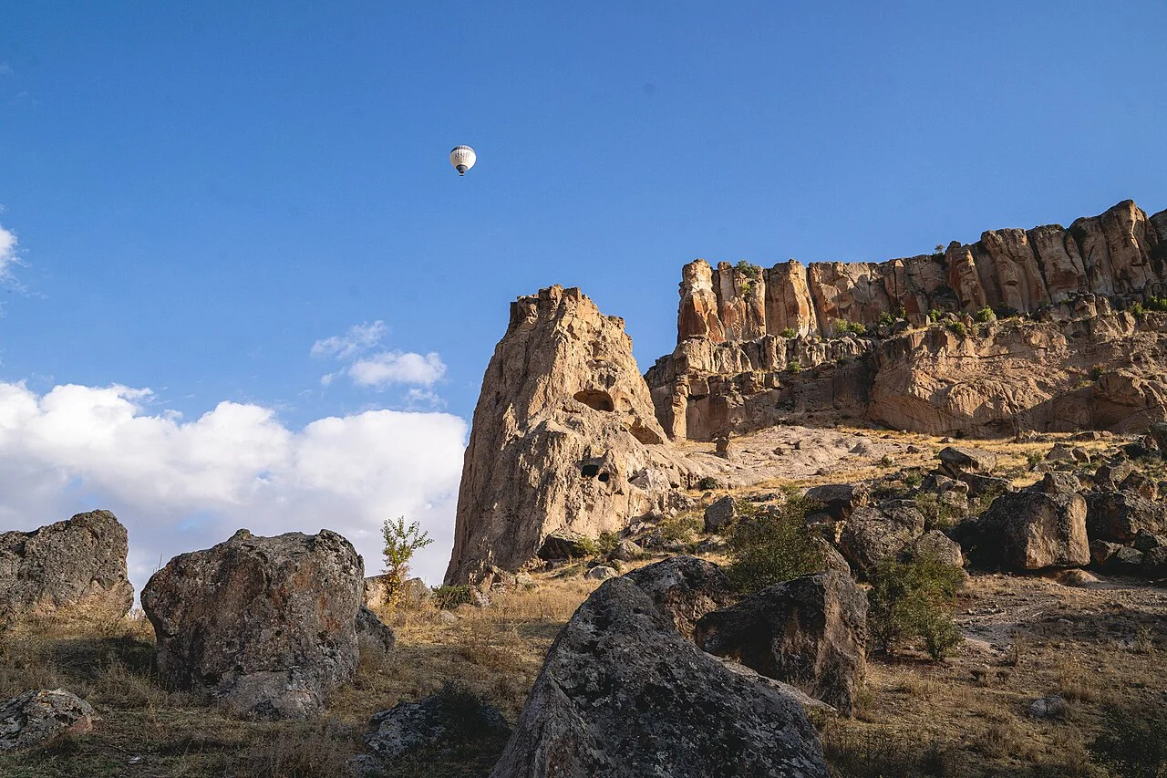 Ihlara Vadisi kayalıkları ve gökyüzünde bir balon; Ekim 2022, güncel balon hizmeti vaadi değildir.