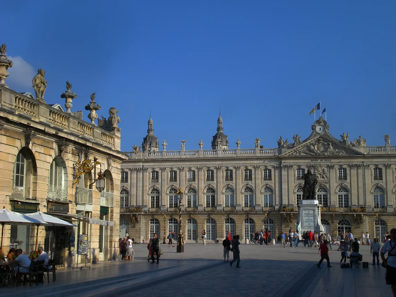 Place Stanislas’ta geniş meydan, düzenli taş cepheler ve heykel;Ağustos2010 tarihli gerçek fotoğraf.
