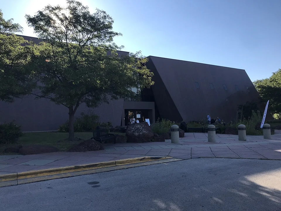 Journey Museum bina dışı ve giriş yaklaşımı, Rapid City, Eylül 2022; bugünkü iç sergi veya açılış durumunu göstermez