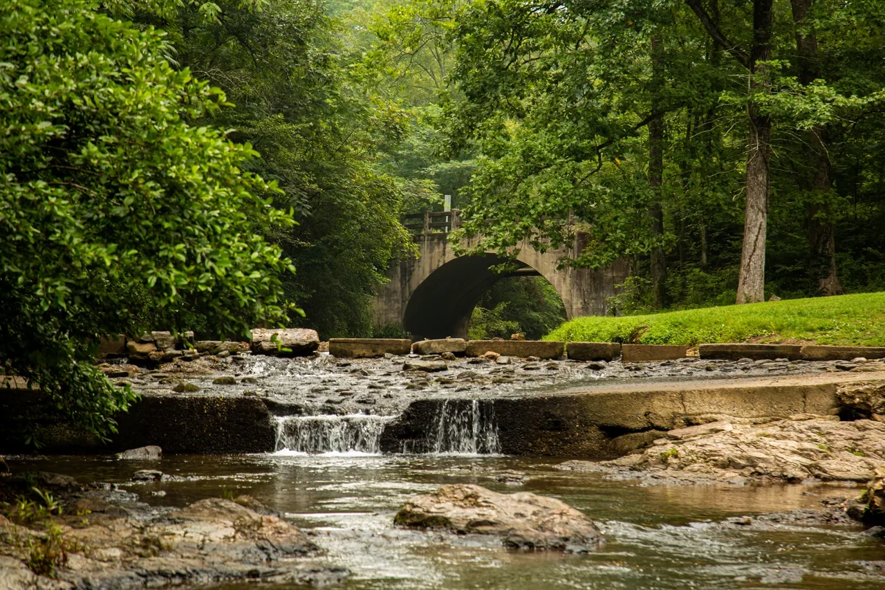 Gulpha Creek üzerindeki kemerli köprü ve kayalar (arşiv fotoğrafı).