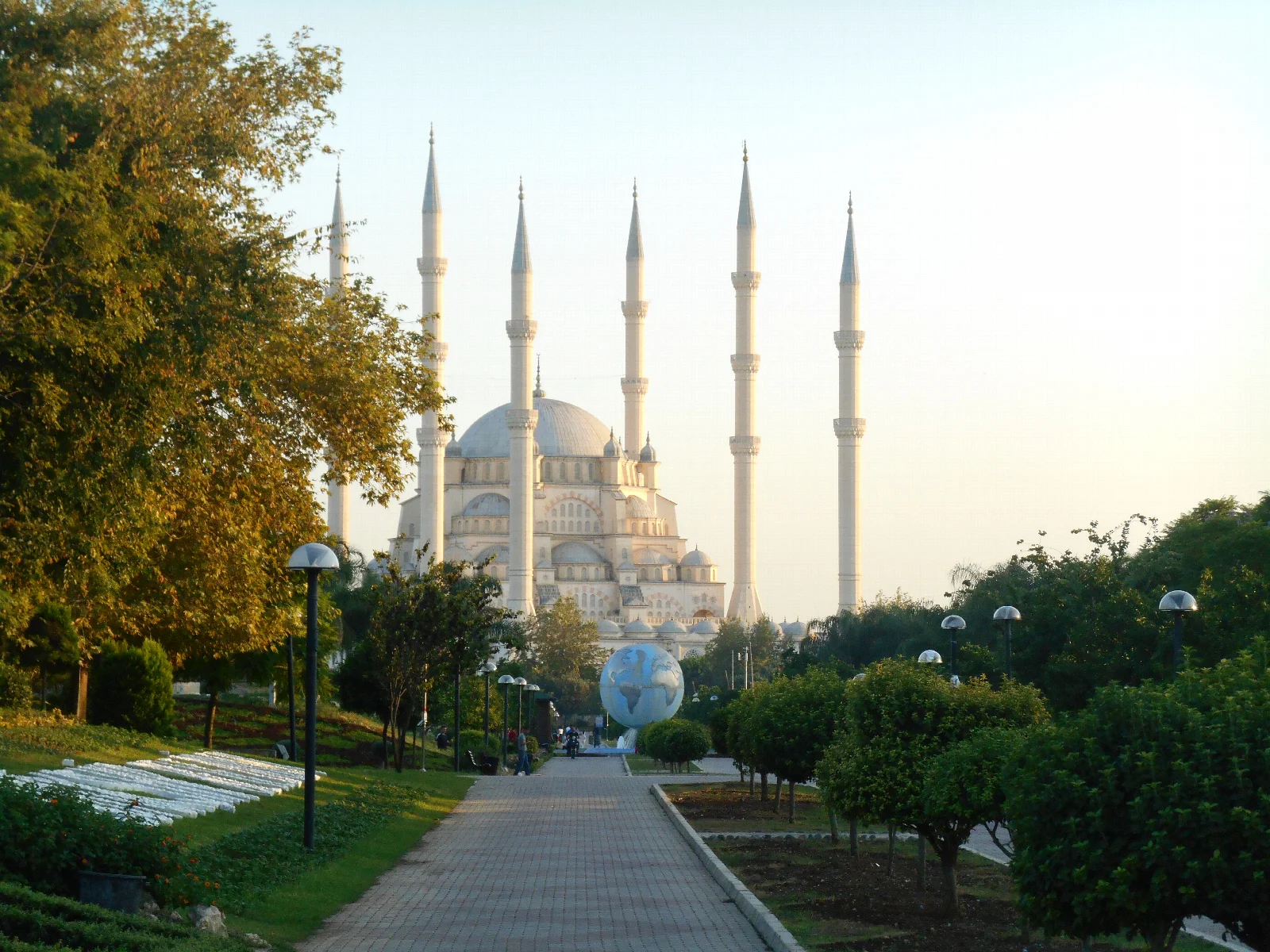 Merkez Park içinde ağaçlarla çevrili yürüyüş yolu; 2015 tarihli fotoğraf