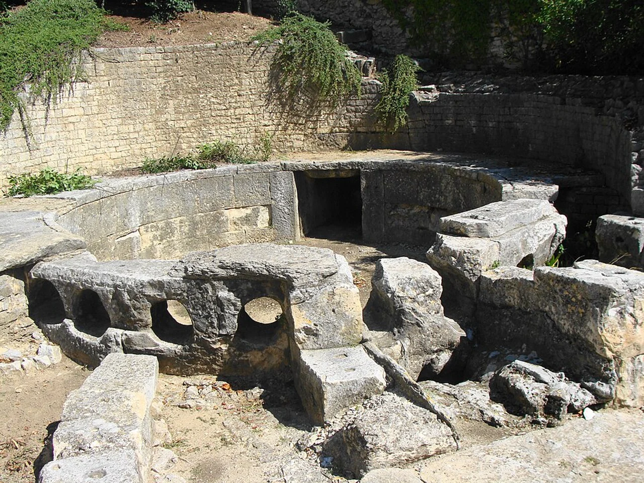 Castellum antik dağıtım havuzunda yuvarlak taş kenar ve açıklıklar; çekim 2010-09-15, güncel durum kanıtı değildir.