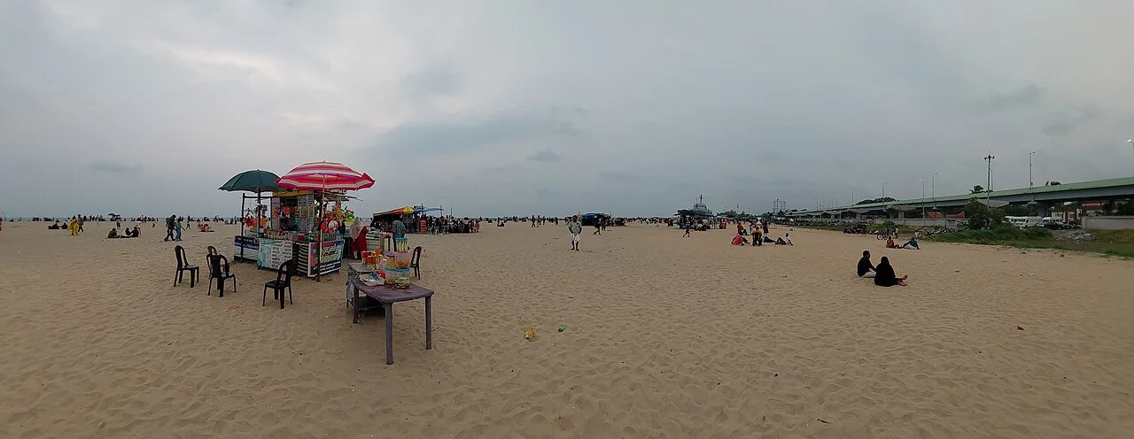 Alappuzha Beach panoraması; Vis M, 22 Ekim 2023. Yemek molaları arasındaki kıyı yürüyüşü bağlamı; restoran veya yüzme güvenliği bilgisi değildir.