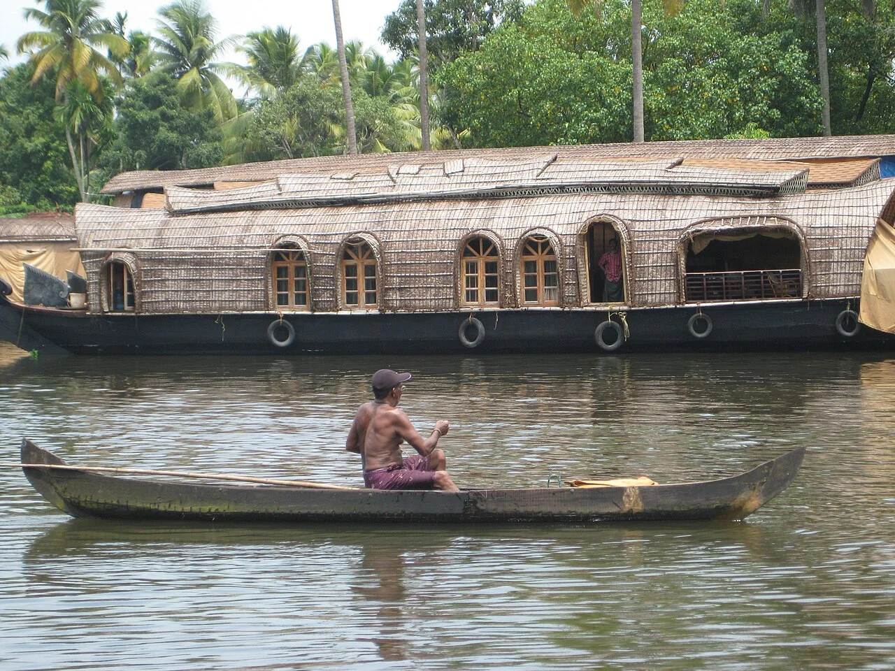 Authentic houseboat and small boat in Alappuzha; Saravankm, 24 June 2009. Not a current business or boat-service listing.