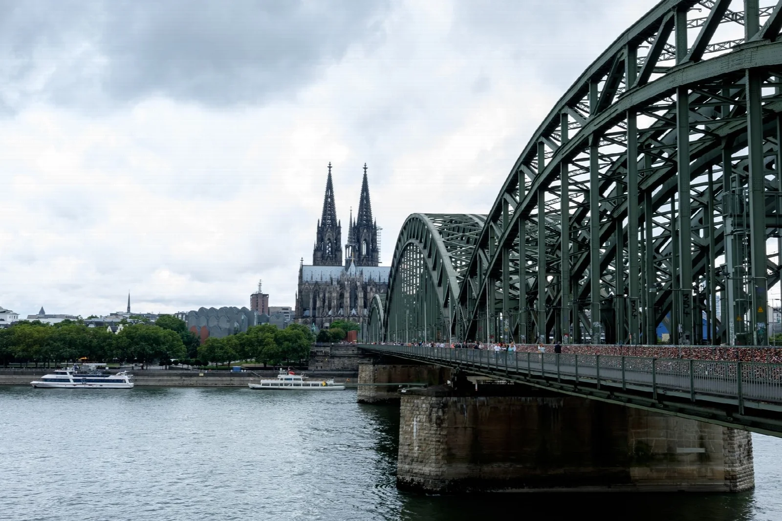 Köln Katedrali, Hohenzollern Köprüsü ve Ren Nehri manzarası