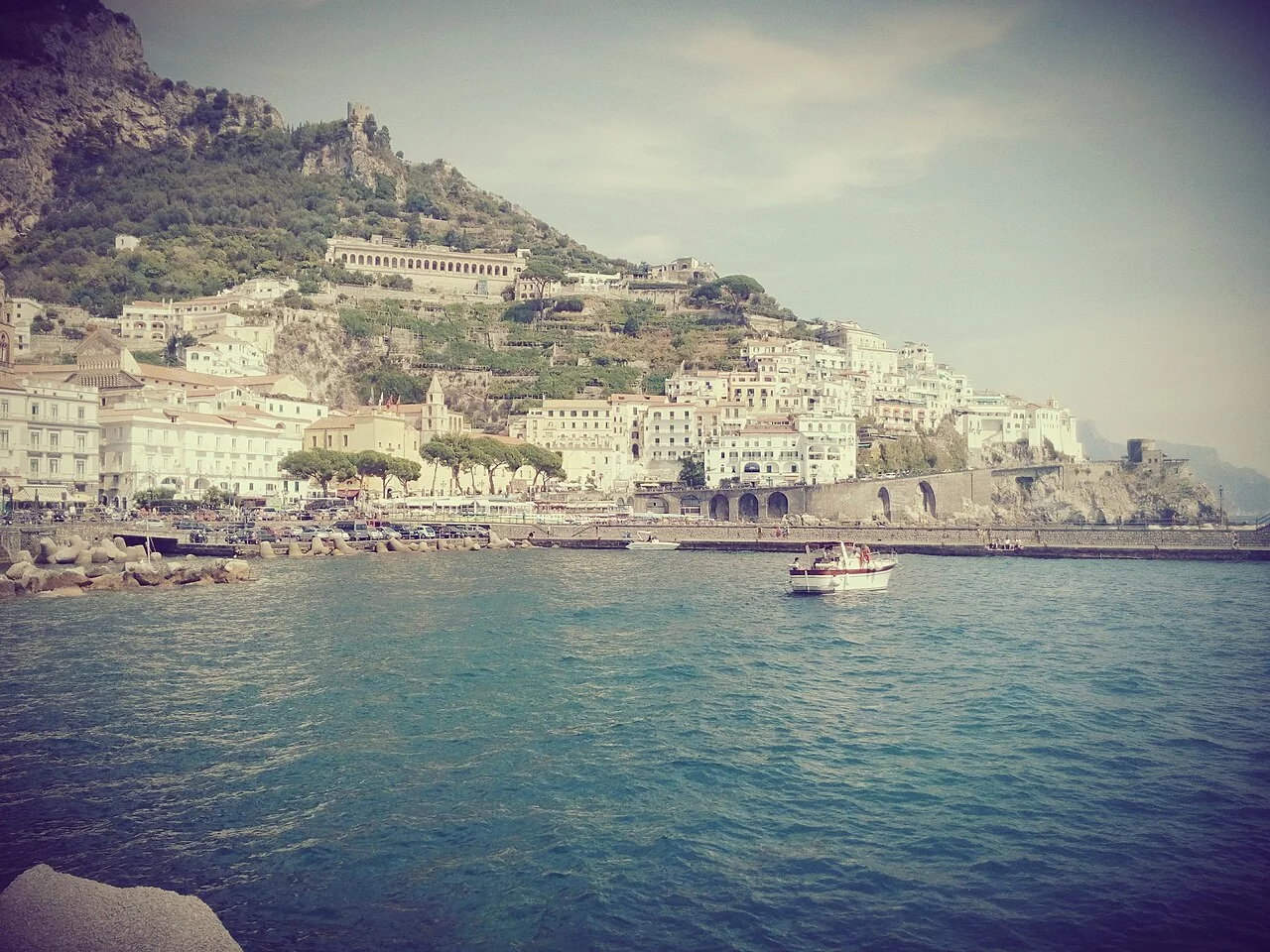 Amalfi feribot iskelesinden doğu kent görünümü, 2016