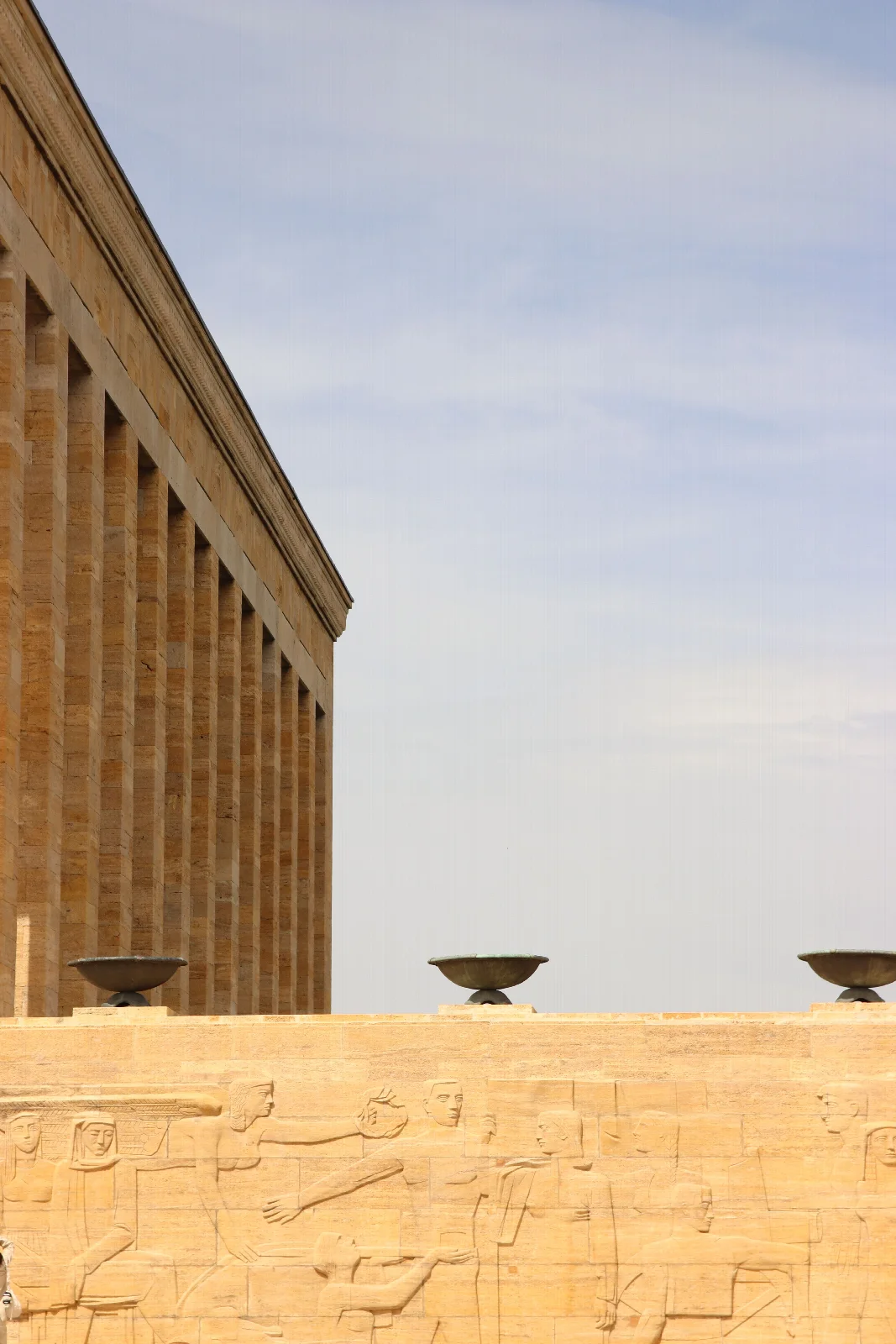 Ankara Anıtkabir’de taş sütunların ve duvar kabartmalarının gün ışığındaki mimari ayrıntısı