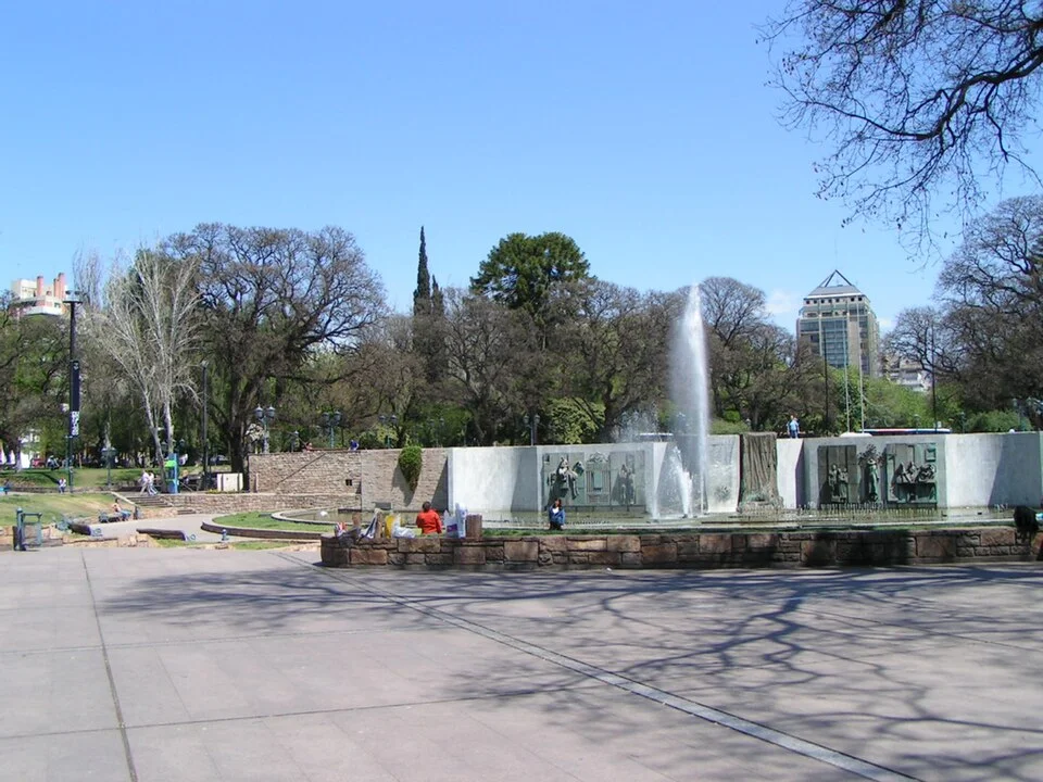 Broad view of Plaza Independencia in Mendoza, October 2005
