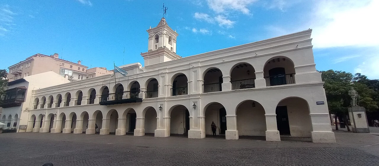 Salta Cabildo dış cephesi; kaynak EXIF tarihi 16 Mart 2026, güncel müze giriş saati kanıtı değil
