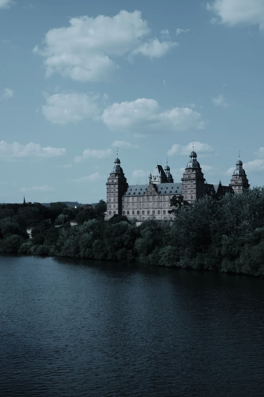 Aschaffenburg’de Main üzerinden Johannisburg görünümü