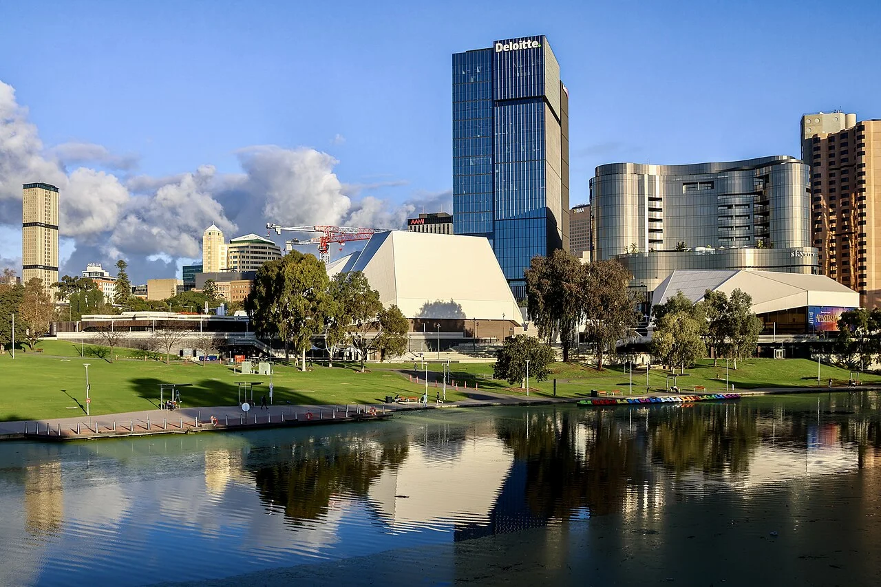 Adelaide Torrens nehri üzerinden geniş kent görünümü, Temmuz 2026