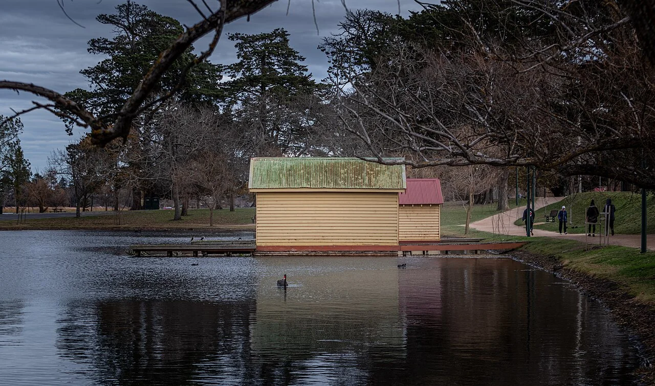 Lake Wendouree kuzey kıyısındaki ahşap tekne yapıları, Temmuz 2024