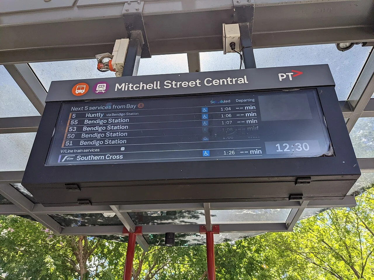 Bendigo Mitchell Street otobüs aktarma alanının bilgi ekranı, Kasım 2021; ekran güncel tarife değildir