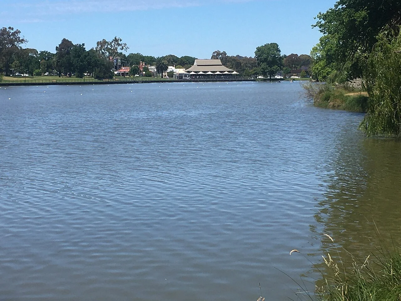 Bendigo Lake Weeroona, karşı kıyıdaki ahşap yol, Aralık 2021