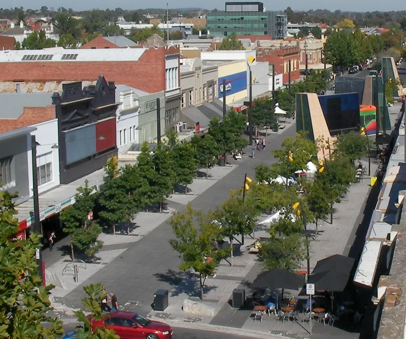 Bendigo Hargreaves Mall, Nisan 2010; tarihli sokak görünümü