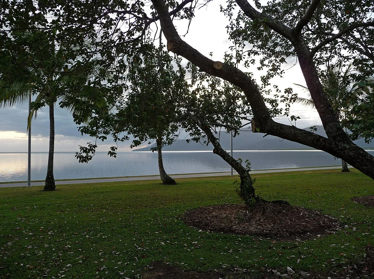 Cairns Esplanade kıyısından Grey Peaks tepeleri yönü, Mayıs 2010