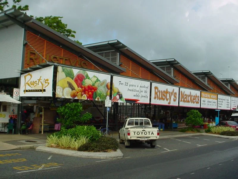 Cairns Rusty’s Markets dış cephesi; kaynakta 2005 ve EXIF 2001 tarih farkı var