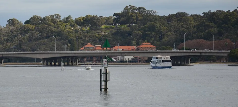 Perth Water üzerinden batıya, Narrows Bridge ve Kings Park yönüne bakış, 2013