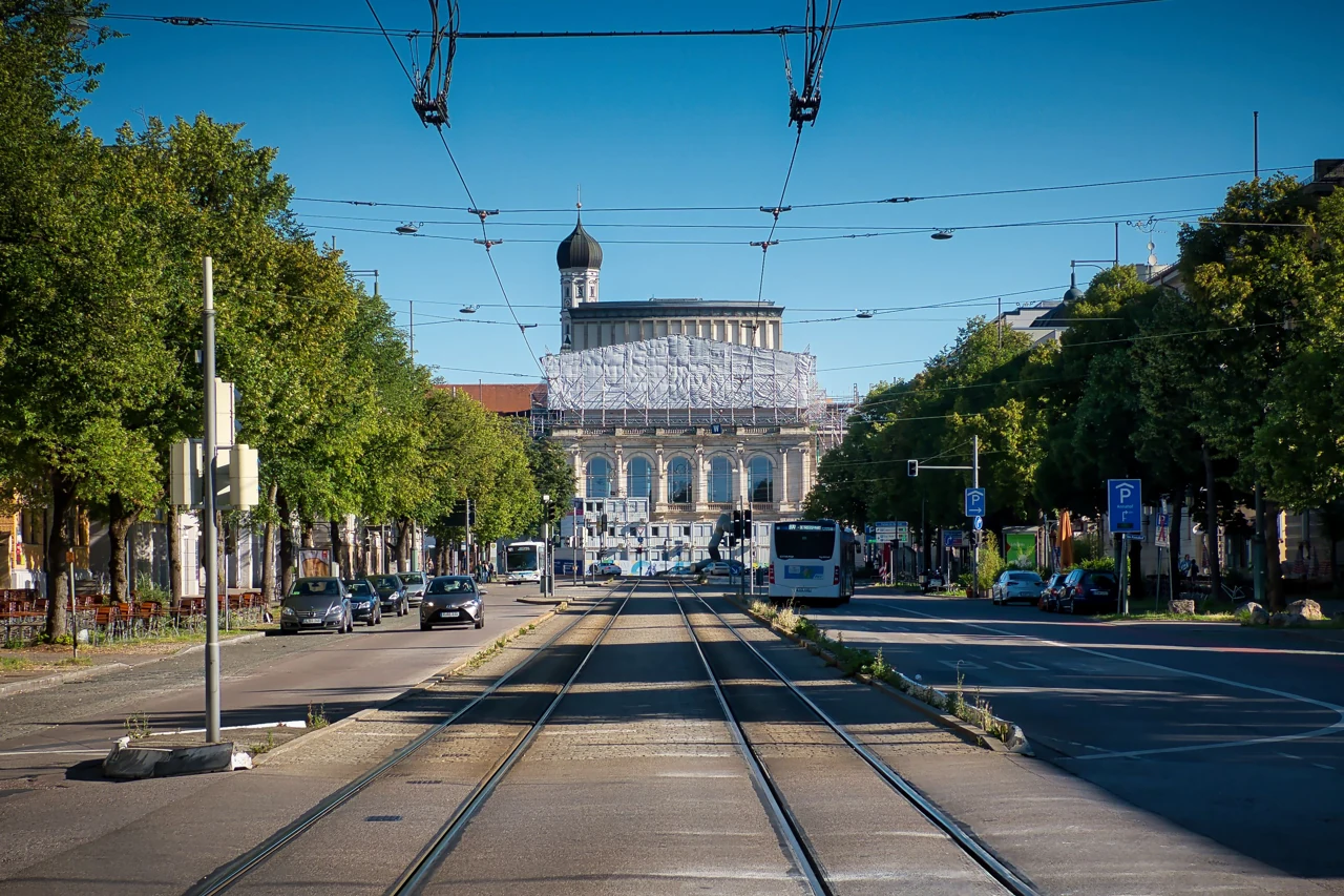 Augsburg’da tramvay rayları ve uzakta Staatstheater binası