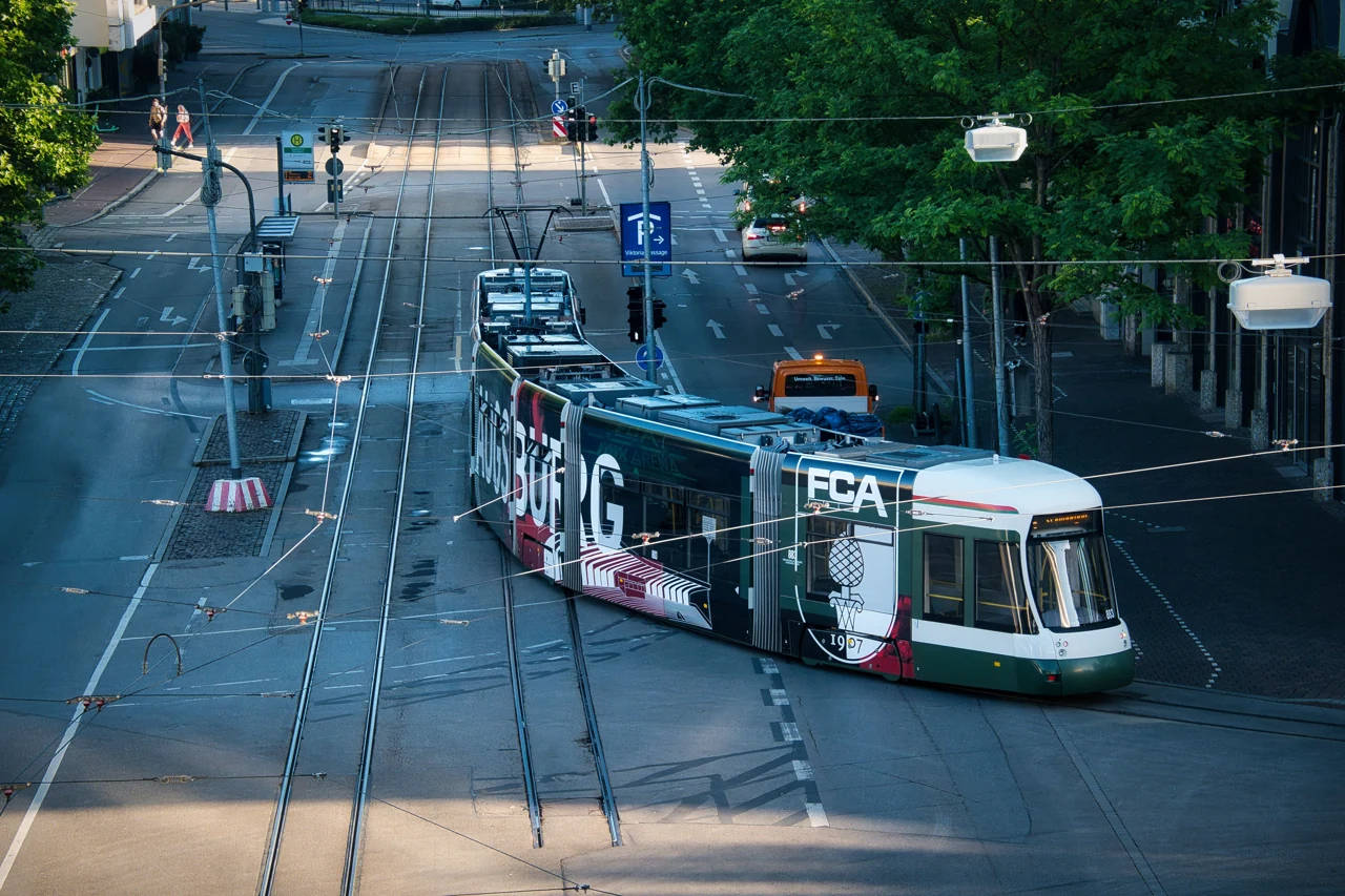 Augsburg sokaklarında tramvay ve kent içi ulaşım görünümü