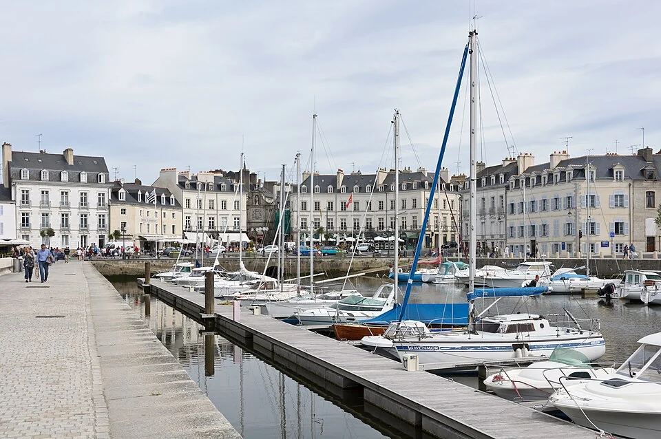 Vannes quai Éric Tabarly kıyısında tekneler ve geride Saint-Vincent kapısının bulunduğu kent bağlantısı, 28 Nisan 2010. Photo: Myrabella / Wikimedia Commons / CC BY-SA 3.0