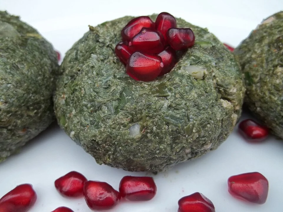 Ispanaklı pkhali yemek örneği, Eylül 2013; belirli bir Tiflis restoranı doğrulanmamıştır. Fotoğraf: Georgia About / GeorgianRecipes.net.