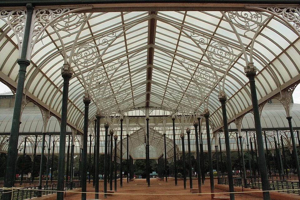 Bengaluru Lalbagh Botanik Bahçesi cam evinin yapısı