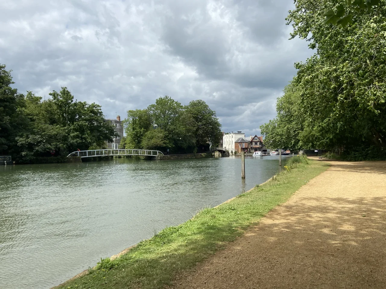 Oxford Christ Church Meadow yürüyüşünden Thames Nehri, Temmuz 2023