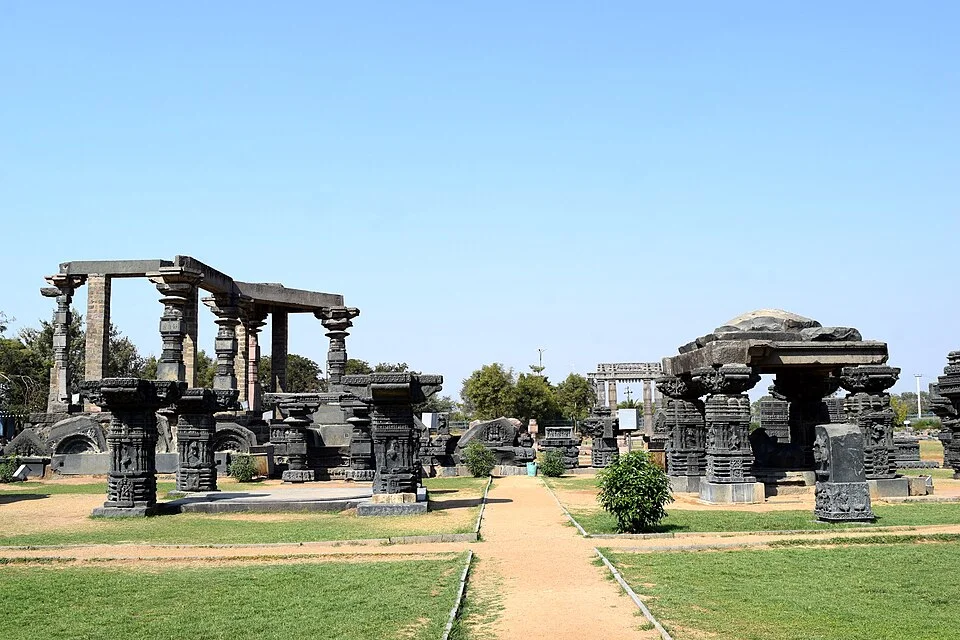 Warangal Fort tarihî kapıları ve kalıntıları