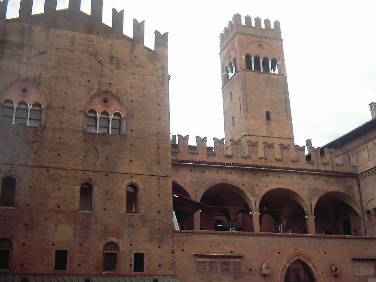 Bologna merkezinde tuğla saray cepheleri ve kemerler