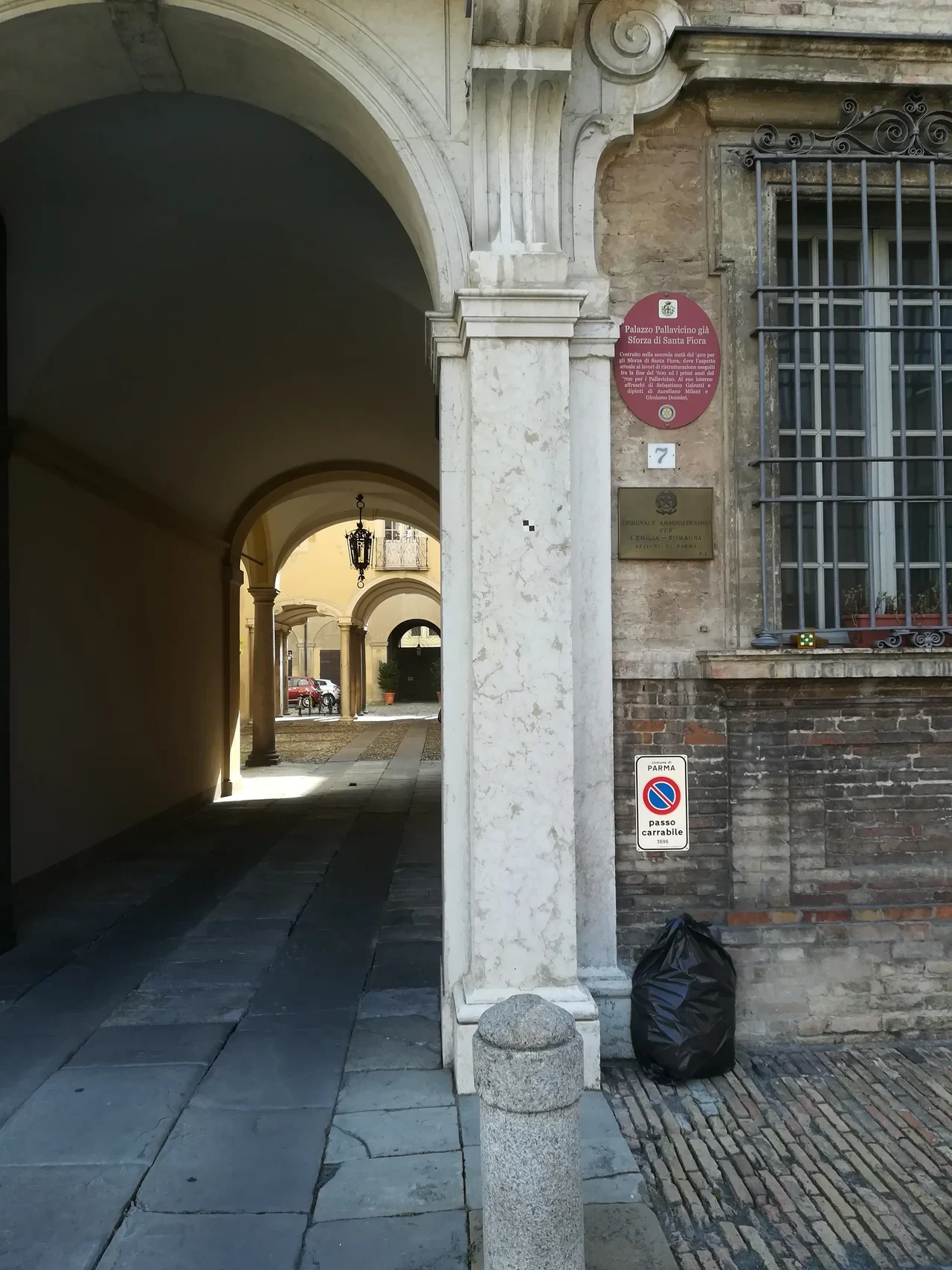 Parma’daki Palazzo Pallavicino’nun tarihî kemerli girişi ve avlu görünümü, 2018