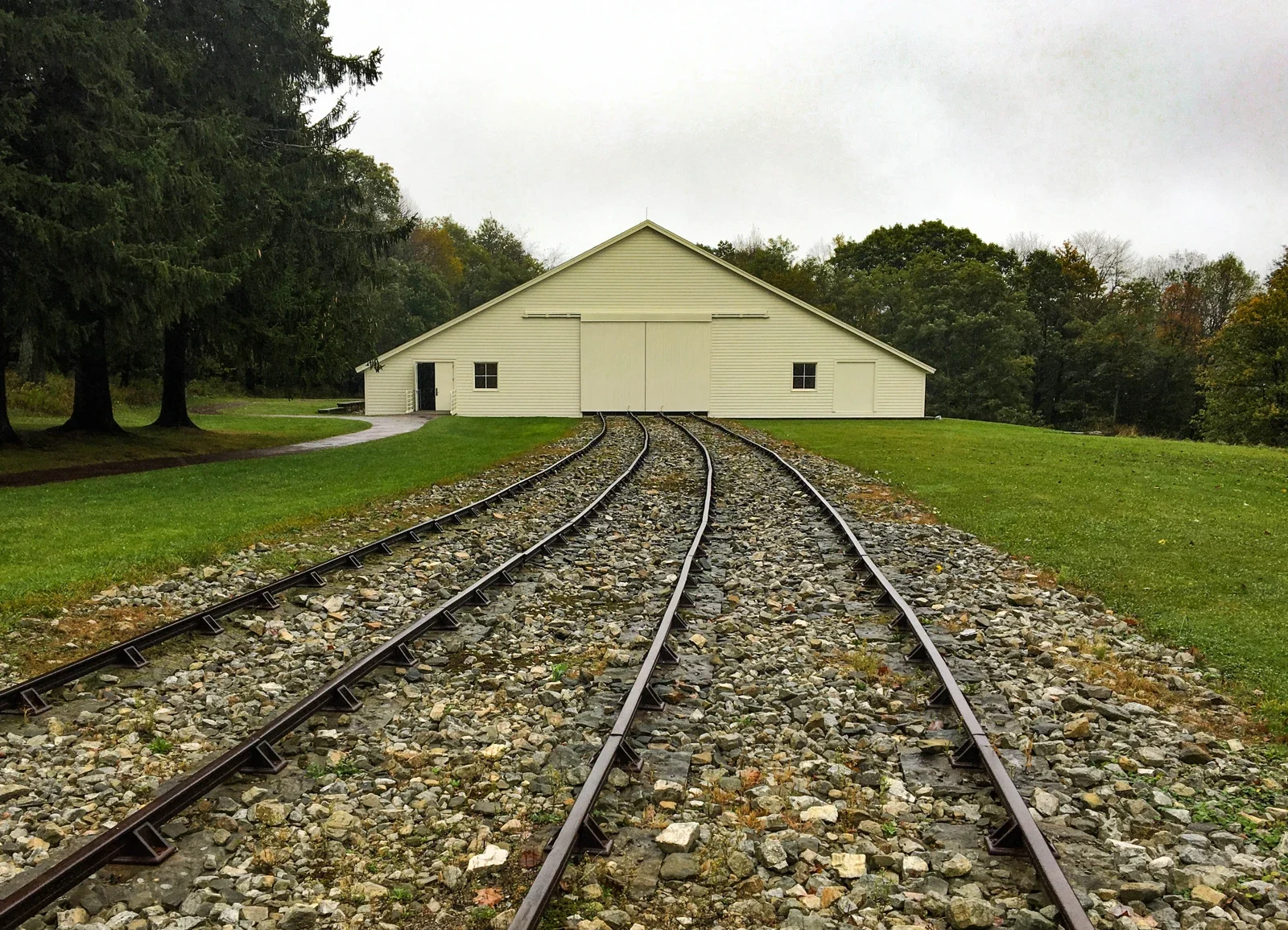Allegheny Portage tarihî alanında rayların ardındaki Engine House 6 sergi binası, 2017